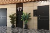 Входная дверь Гардиан в интерьере с отделкой Вектор 01
